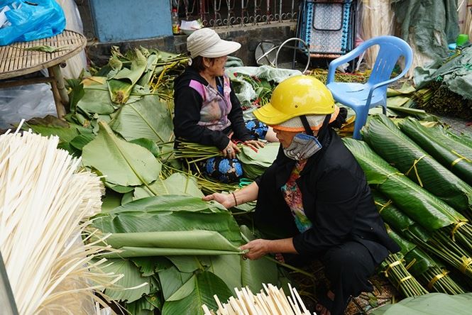120.000 đồng một bó lá dong bán vỉa hè Sài Gòn